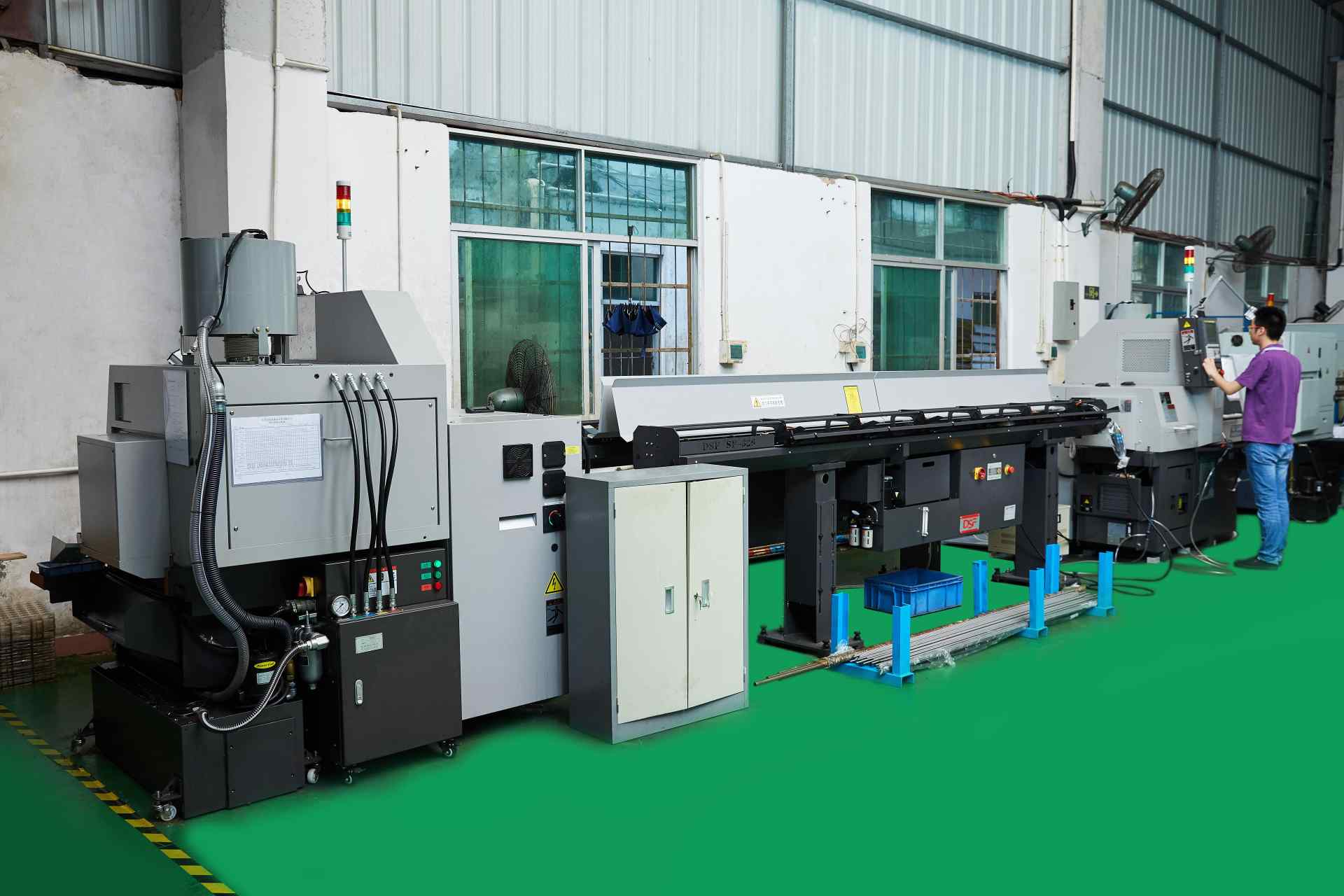 Precision CNC Tunring Center Workshop of Five Axis Machining